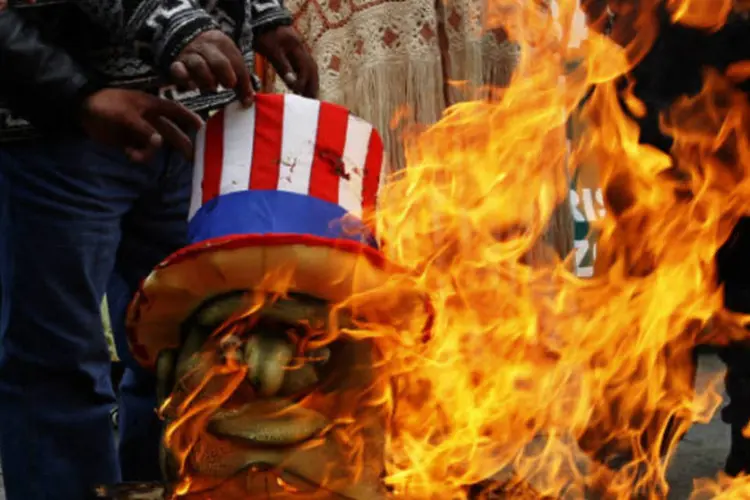 Apoiadores do presidente boliviano Evo Morales queimam imagem do presidente americano em frente a embaixada dos Estados Unidos em La Paz, na Bolívia (David Mercado/Reuters)