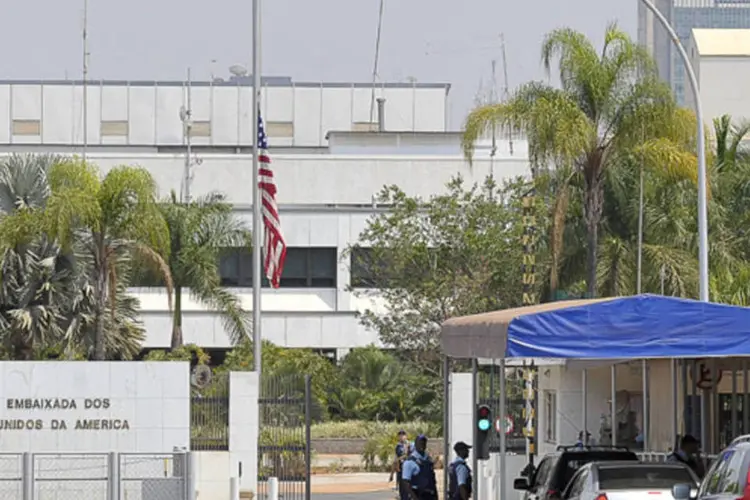 Embaixada dos EUA mantém bandeira a meio mastro: a onda de ataques levou os Estados Unidos a enviar fuzileiros navais para a Líbia (Marcello Casal Jr./ABr)