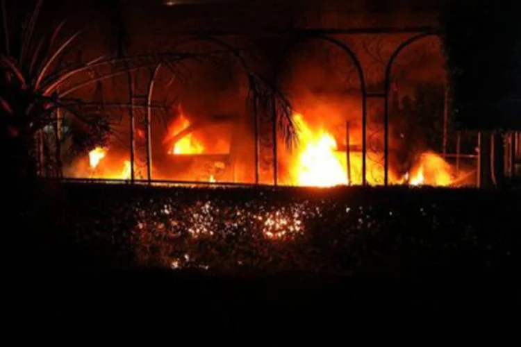 
	Carro em chamas &eacute; visto dentro do consulado americano em Benghazi
 (©AFP / Str)