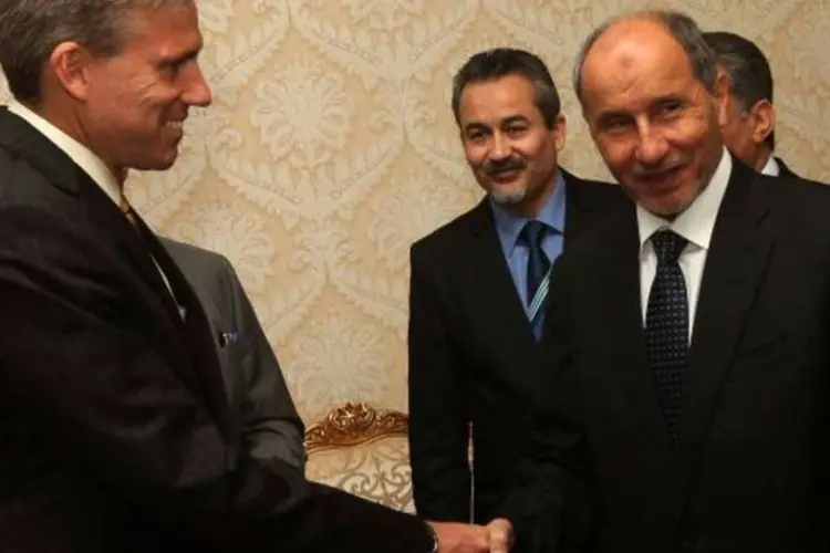 Christopher Stevens, embaixador americano assassinado, aparece na foto cumprimentando Mustafa Abdel Jalil, do Conselho Nacional de Transição Líbio (Ismail Zitouny/Reuters)