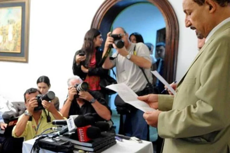 O embaixador da Líbia no Brasil, Salem Ezubedi fala à imprensa  (Wilson Dias/ABr)
