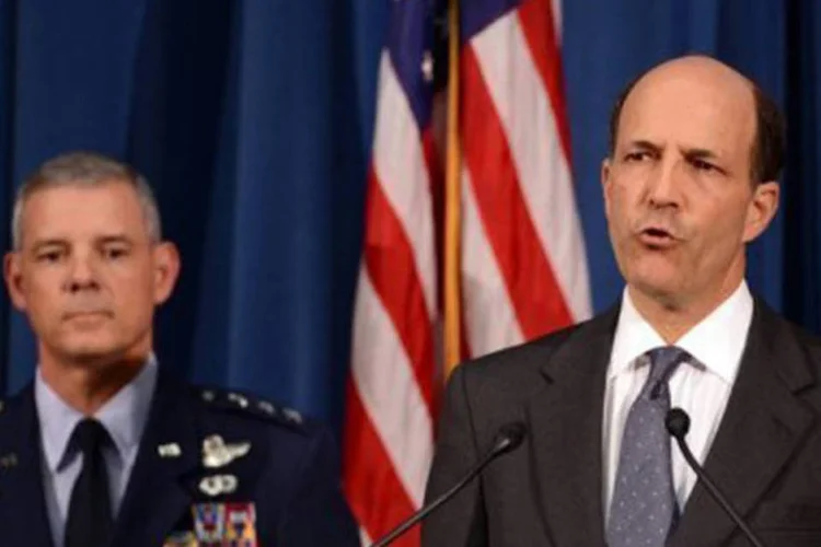 
	Embaixador americano no Jap&atilde;o John Roos discursa e &eacute; ouvido por Salvatore Angelella na embaixada dos EUA em T&oacute;quio
 (Toshifumi Kitamura/AFP)