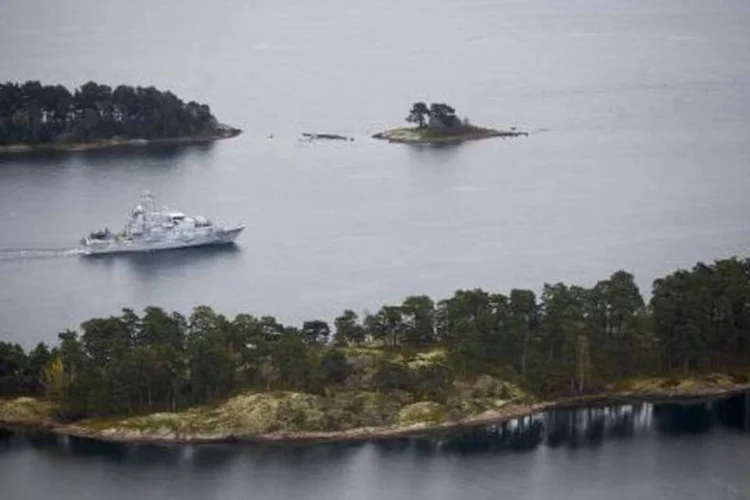 Embarcação sueca procura o submarino, no litoral de Estocolmo (Marko Saavala/AFP)