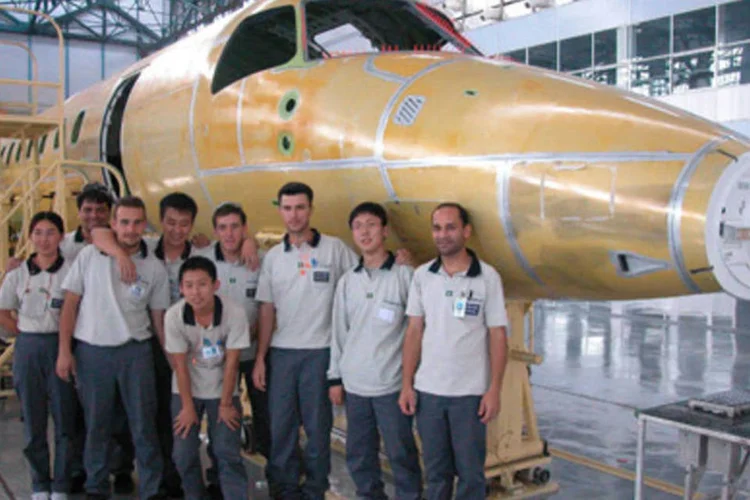 Funcionários da unidade chinesa da Embraer (Divulgação/Embraer)