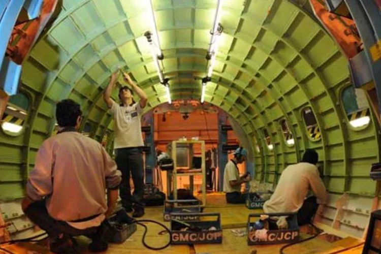Trabalhadores na fábrica da Embraer: eles vão receber reajuste de 9% no salário (Germano Luders/EXAME)