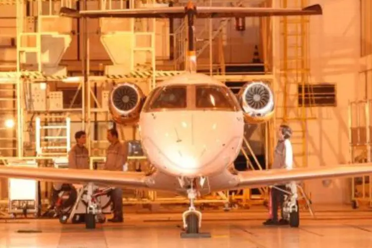 Galpão de montagem final de aviões na fábrica da Embraer; Santander elevou preço-alvo e recomendação para ações da empresa (.)
