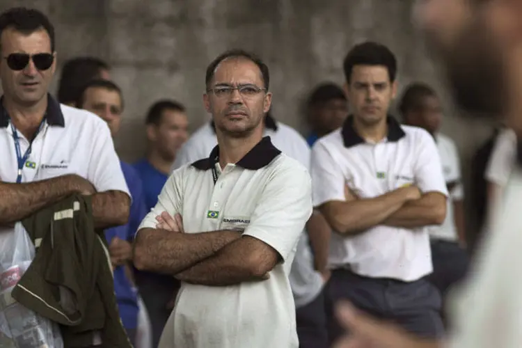 Trabalhadores da Embraer durante uma greve para exigir melhores salários, em São José dos Campos (Roosevelt Cassio/Reuters)