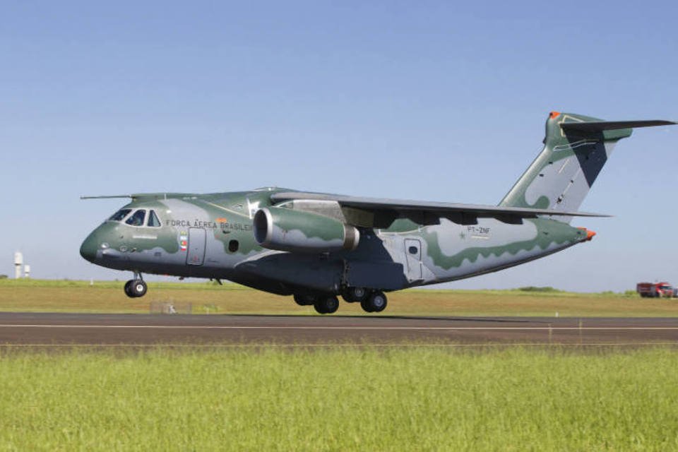 Primeiro avião KC-390 estreou-se no ar. Rinocerontes da Força