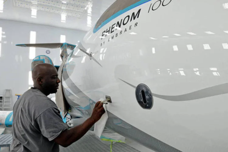 
	F&aacute;brica da Embraer: ind&uacute;stria v&ecirc; com bons olhos crescimento de 2% e 3% da economia
 (Mark Elias/Bloomberg)