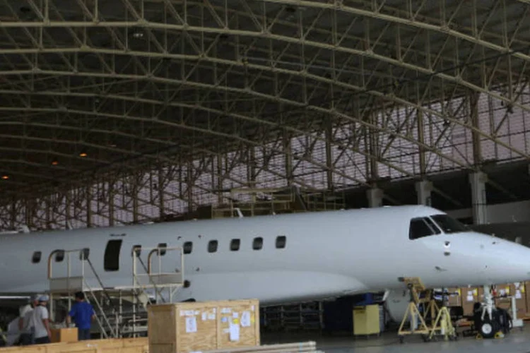 Funcionários trabalham na linha de montagem de jatos na sede da Embraer em São José dos Campos (REUTERS/Nacho Doce)