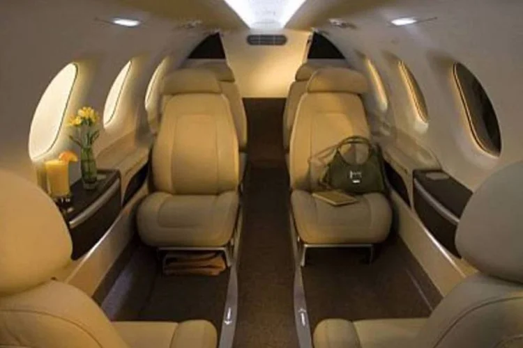 Phenom 300, da Embraer: a aeronave da categoria light transporta até 11 ocupantes (DIVULGAÇÃO)