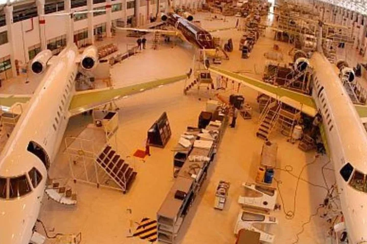 Fábrica da Embraer: O crescimento médio anual do tráfego aéreo será de 4,9% nos próximos 20 anos, segundo o estudo (.)