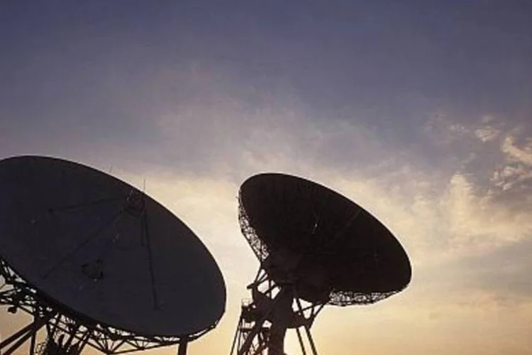 Antenas Embratel: com fusão, empresas ofereciam serviços compartilhados de telefonia fixa, móvel e Internet (.)