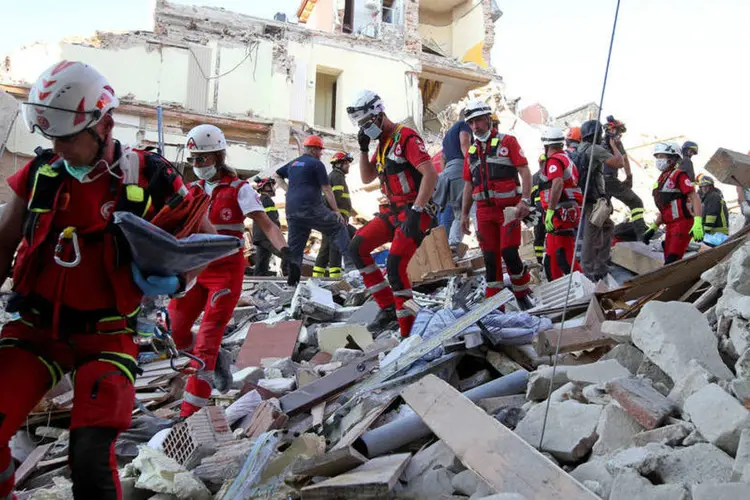 
	Terremoto: o acampamento em opera&ccedil;&atilde;o &quot;receber&aacute; outras 300 pessoas&quot; durante o dia de hoje
 (Stefano Rellandini / Reuters)