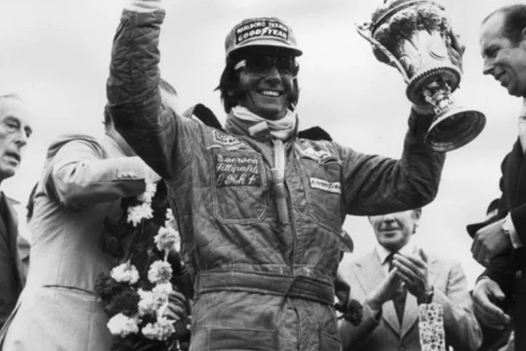 Ex-piloto de fórmula 1, Emerson Fittipaldi, comemorando vitória no grande prêmio de Silverstone em 1975: propaganda na gestão Doria para falar das Marginais (David Ashdown/Getty Images)