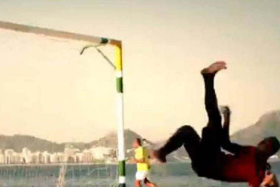 Emicida canta renascimento do Brasil em comercial da Nike