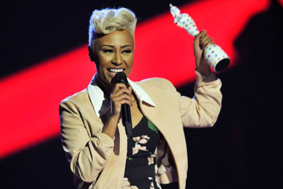 Em noite previsível, cantora Emeli Sande domina prêmios BRIT
