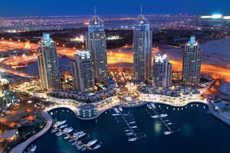 
	Dubai: os Emirados atra&iacute;ram grande parte desse capital por causa do status de Dubai como um centro internacional de neg&oacute;cios
 (Wikimedia Commons)