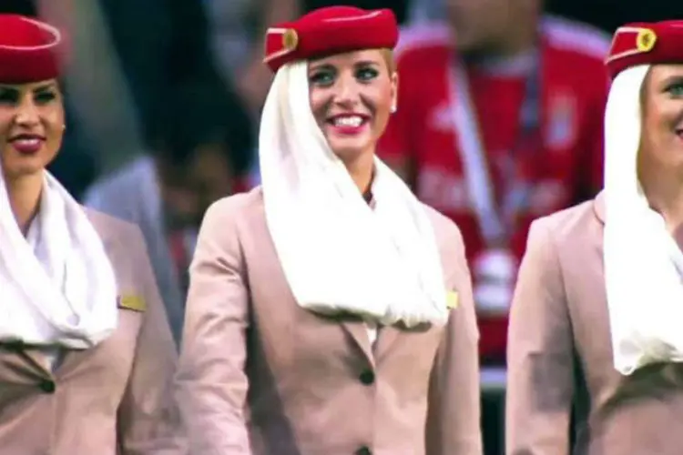 Aeromoças da Emirates Airlines: ação no jogo do Benfica (Reprodução)