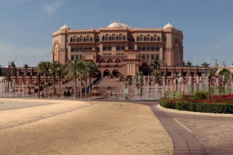 Uma noite no Emirades Palace, em Abu Dhabi, pode custar até um milhão de dólares (Wikimedia Commons)