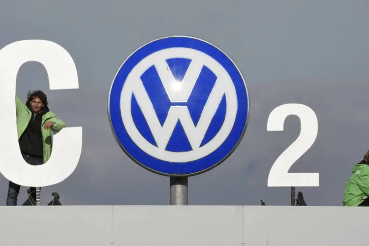 Ativistas do Greenpeace na Alemanha protestam usando logo da Volkswagen para escrever CO2 (Fabian Bimmer / Reuters)