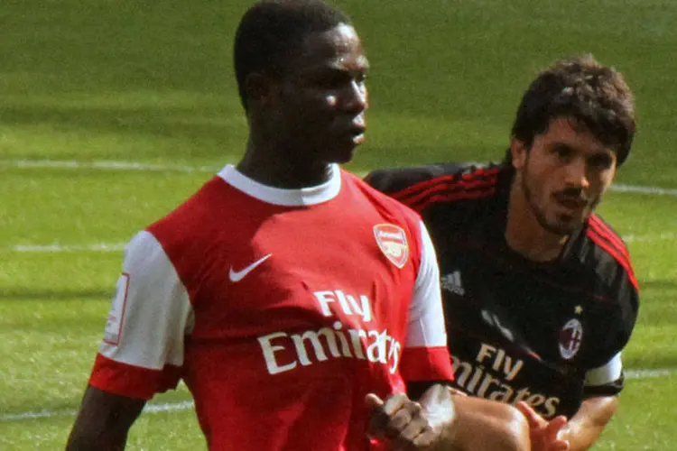 
	Emmanuel Frimpong, do time russo de futebol Ufa, reagiu aos insultos com um gesto obsceno, sendo suspenso por dois jogos pela sua a&ccedil;&atilde;o
 (Wikimedia Commons)