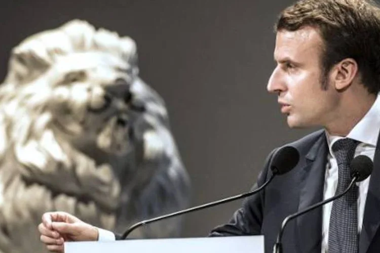 O ministro francês da Economia, Emmanuel Macron: Paris afirmou que no ano que vem o déficit será de 4,3% do PIB, muito acima dos 3% determinado por Bruxelas (Jean-Philippe Ksiazek/AFP)
