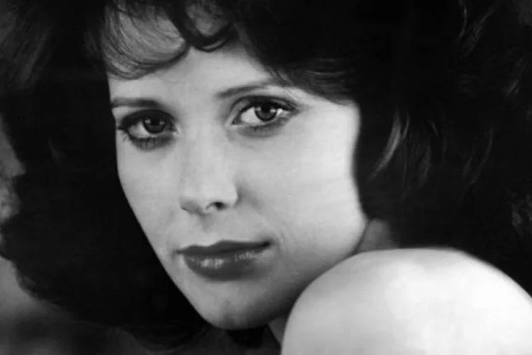 
	Sylvia Kristel estrelando o filme &quot;Emmanuelle 2&quot;: ao longo da carreira, a atriz tentou, sem sucesso, se afastar da imagem de atriz de filmes &quot;porno soft&quot;
 (AFP)