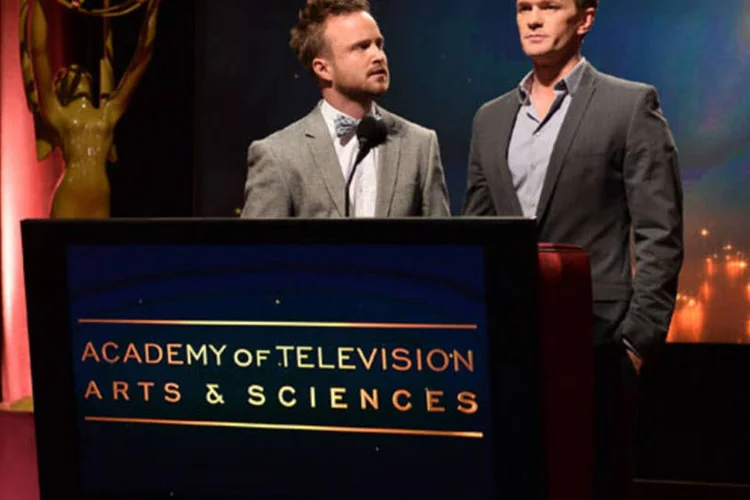 Aaron Paul (esq.) e Neil Patrick Harris anunciaram nesta quinta-feiras os nomeados ao Emmy 2013 (Getty Images)
