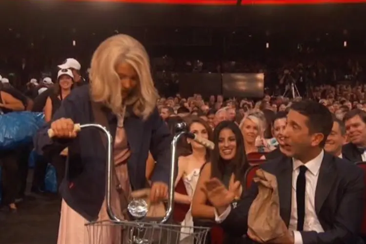 Emmy 2016: Millie Bobby Brown, que interpreta Eleven em Stranger Things, entrega sanduíche para David Schwimmer, ator que fazia o Ross em Friends (Reprodução/Twitter)