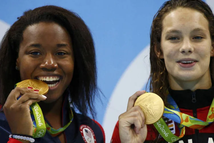 
	Empate e recorde: al&eacute;m de dividirem a primeira posi&ccedil;&atilde;o, as campe&atilde;s tamb&eacute;m coincidiram em fazer hist&oacute;ria na piscina
 (David Gray / Reuters)