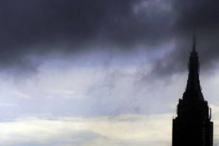 Nuvens carregadas são vistas sobre o Empire State Building, em Nova York: cidade deve ser atingida pelo furacão no domingo (Timothy A. Clary/AFP)