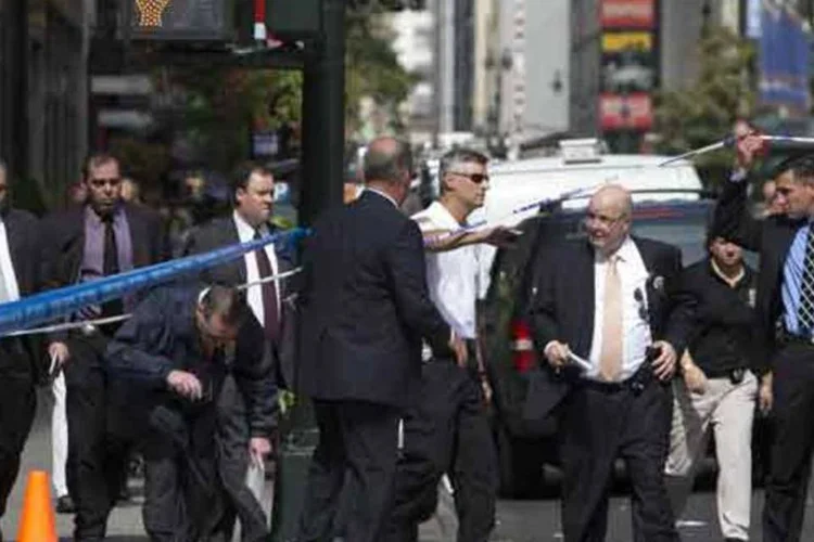 
	Pol&iacute;cia examina &aacute;rea de tiroteio em frente ao Empire State Building: todos os feridos foram atingidos por tiros da pr&oacute;pria pol&iacute;cia
 (Andrew Kelly/Getty Images)