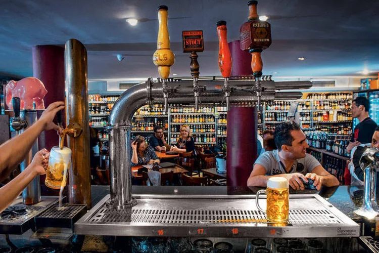 Empório Alto dos Pinheiros, em São Paulo: 800 tipos de cerveja  (Germano Lüders / EXAME)