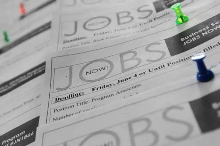 
	Cartaz com an&uacute;ncio de empregos nos Estados Unidos: al&eacute;m disso, o Departamento revisou em forte baixa o resultado de agosto, a 136.000
 (Justin Sullivan/Getty Images)