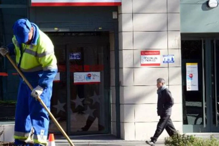 
	Apesar da queda, a Espanha ainda tem o segundo maior n&iacute;vel de desemprego na Uni&atilde;o Europeia depois da Gr&eacute;cia, cuja taxa era de 25,6% no fim de mar&ccedil;o
 (Gerard Julien/AFP)