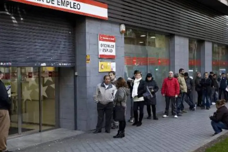 Várias pessoas esperam abertura de Centro de Emprego em Madri: desemprego no país caiu em 2014 a 23,70% (Sebastien Berda/AFP)