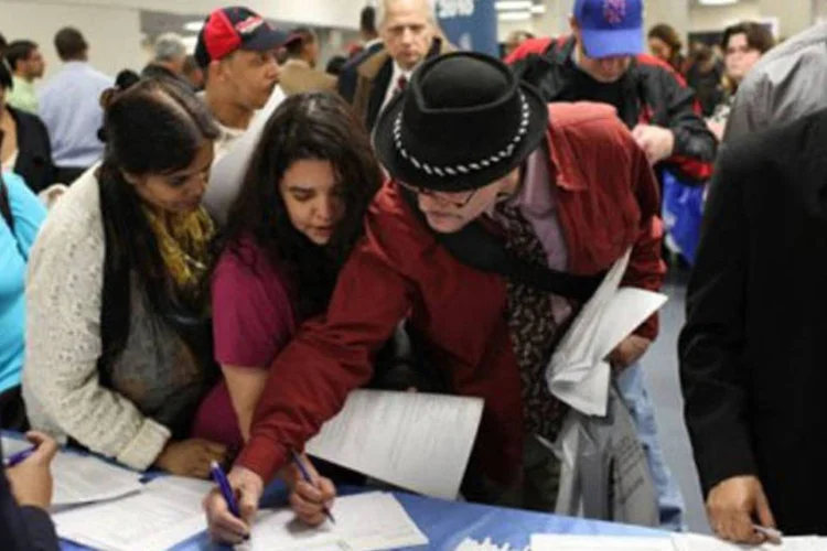 Americanos lotam feira de empregos em Nova York: recessão ainda não acabou (.)