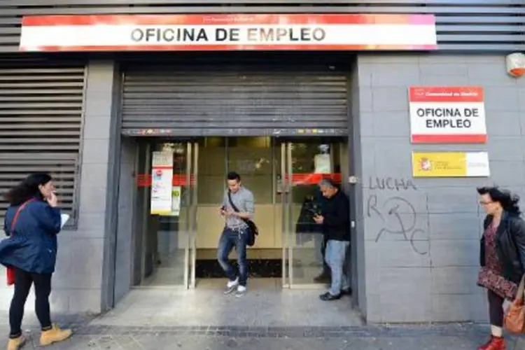 Espanhóis em agência de emprego de Madri: desemprego chegou a 11,5% em junho (Gerard Julien/AFP)