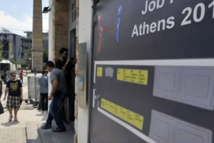 Feira de emprego em Atenas: o número de desempregados dobrou na Grécia desde 2010, o ano em que começou a crise da dívida (Louisa Gouliamaki/AFP)