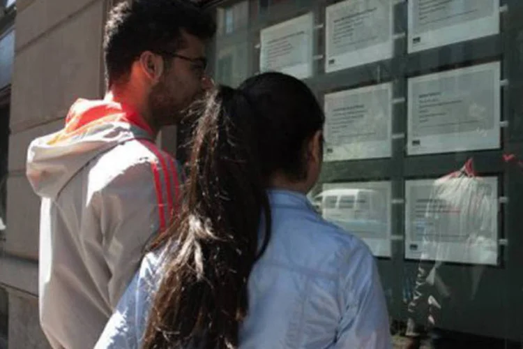 
	Jovens olham an&uacute;ncios de emprego: no total, 1,1 milh&atilde;o de postos foram criados no ano passado &ndash; metade do que foi registrado em 2011 (2,2 milh&otilde;es)
 (Anna Monaco/AFP)