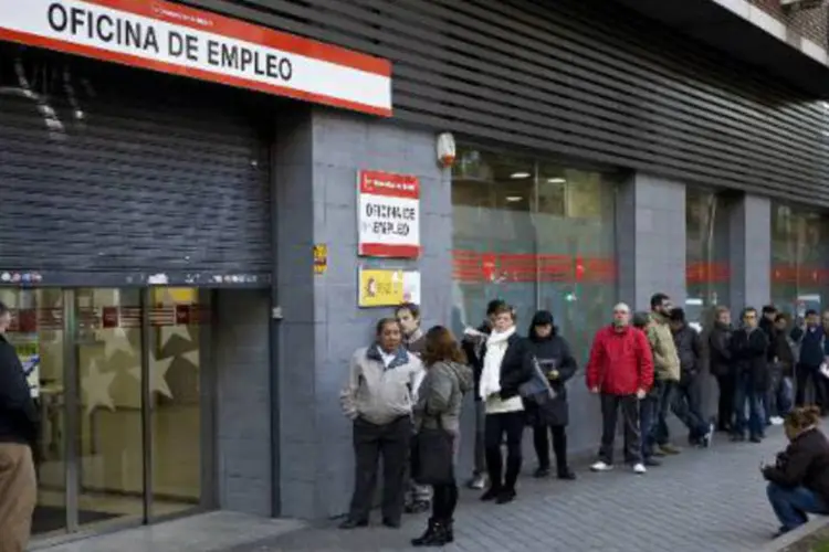 Várias pessoas esperam abertura de Centro de Emprego em Madri (Sebastien Berda/AFP)