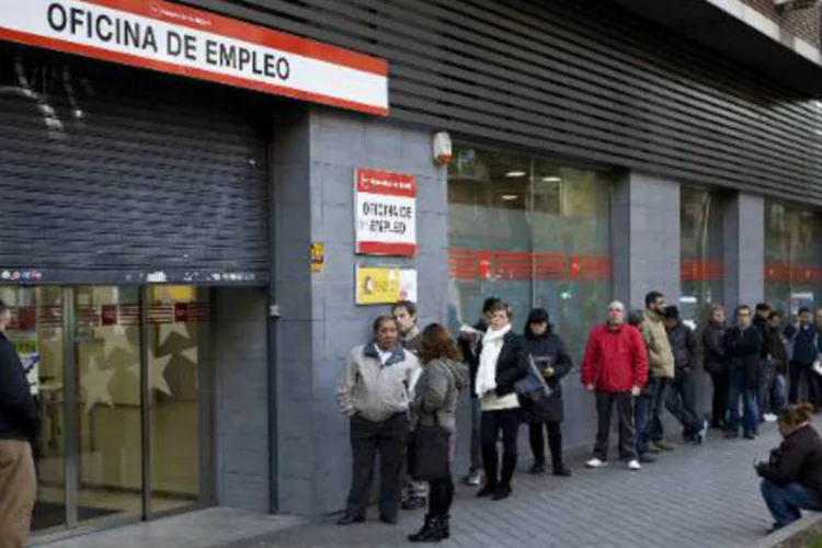 Várias pessoas esperam abertura de Centro de Emprego em Madri (Sebastien Berda/AFP)
