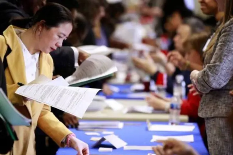 
	Pessoas esperam para conversar com potenciais empregadores durante feira de trabalho organizada pelo departamento do Trabalho do Estado de Nova York
 (Lucas Jackson/Reuters)