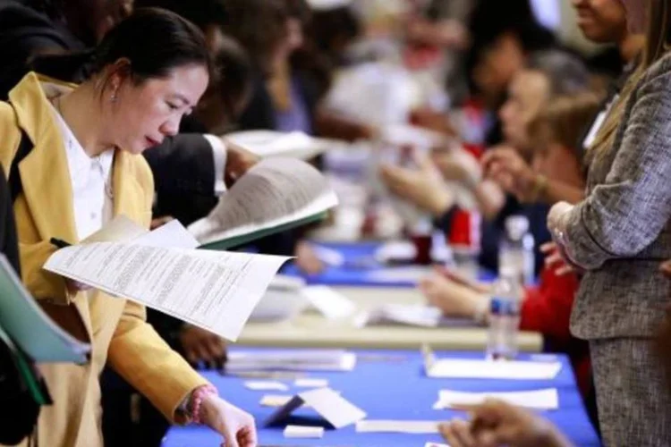 Pessoas esperam para conversar com potenciais empregadores durante feira de trabalho organizada pelo departamento do Trabalho do Estado de Nova York (Lucas Jackson/Reuters)