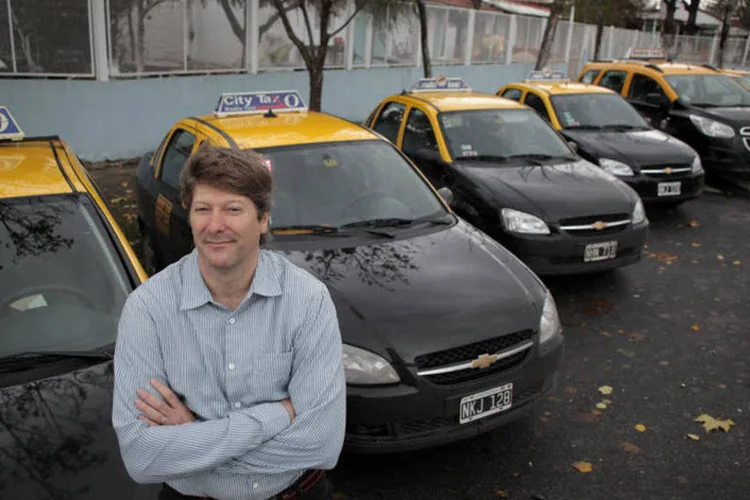 Russell Abrams no escritório de sua companhia de taxi, a Russell's Car SRL (Diego Levy/Bloomberg)