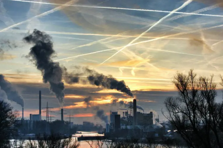 Fábrica poluente: relação entre empresas e uso de recursos está na raiz do problema (Martin Fisch/Creative Commons/Flickr)