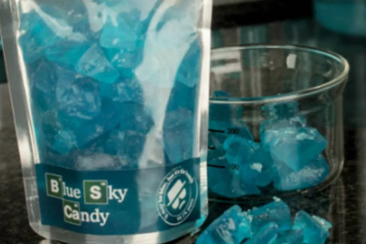 Doce que parece metanfetamina: loja diz que o produto é altamente "viciante", mas alerta que "Isto não é metanfetamina de verdade" (Reprodução/Firebox)
