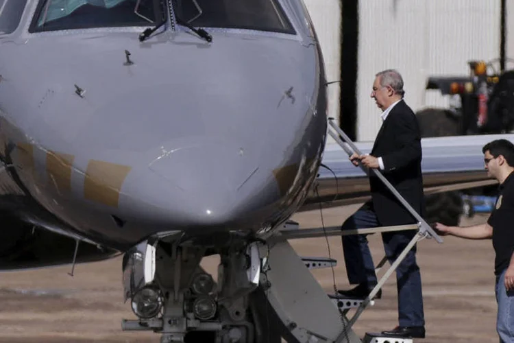 Empresário Bumlai embarca em avião em Brasília (Ueslei Marcelino/ Reuters)
