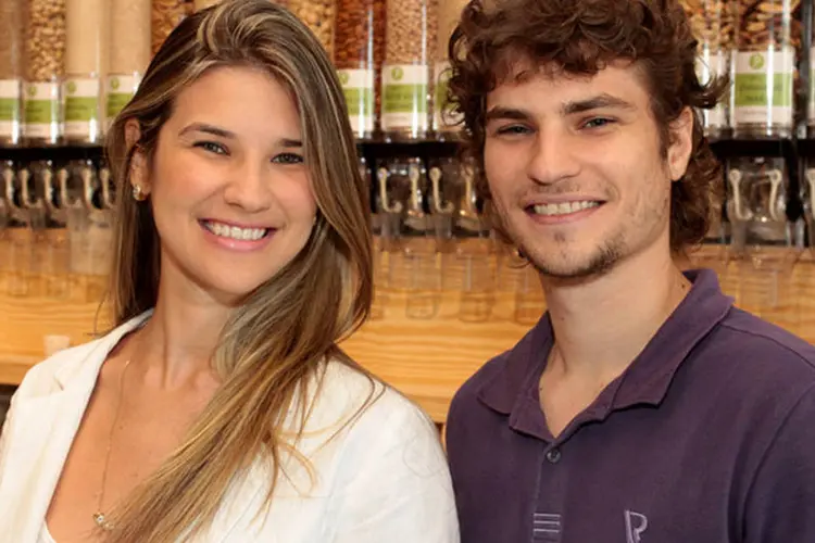 Os empresários Marcella e Felipe Rodrigues, donos de uma loja de produtos naturais, preveem bom faturamento no mês das mães (Divulgação)